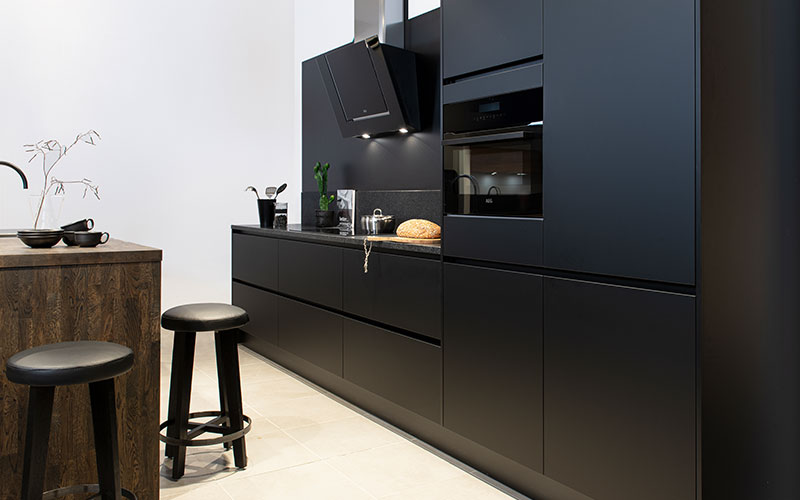 Zwarte keuken met hout