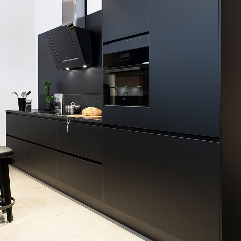 Zwarte keuken met zwart werkblad