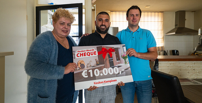 Gelukkige winnares ontvangt de keukencheque ter waarde van €10.000,- 