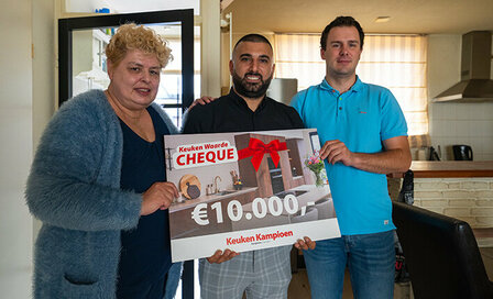 Gelukkige winnares ontvangt de keukencheque ter waarde van €10.000,- 