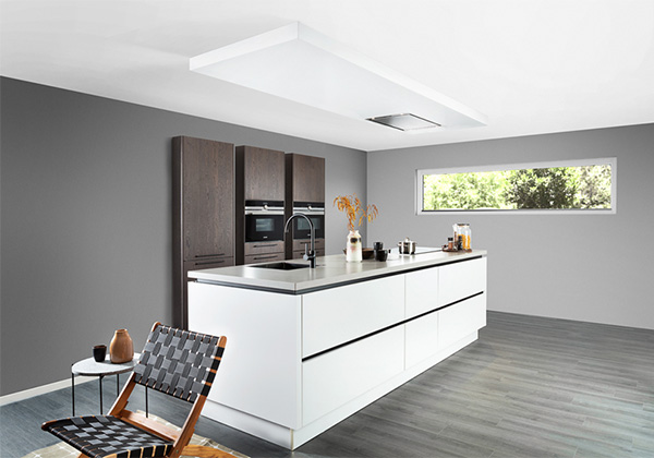 Witte keuken met betonblad
