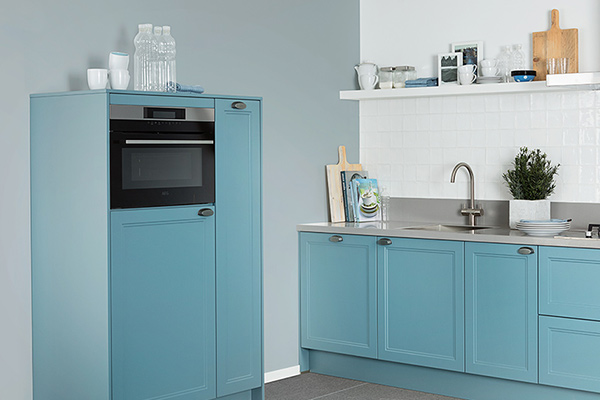 Keuken met blauwe deuren